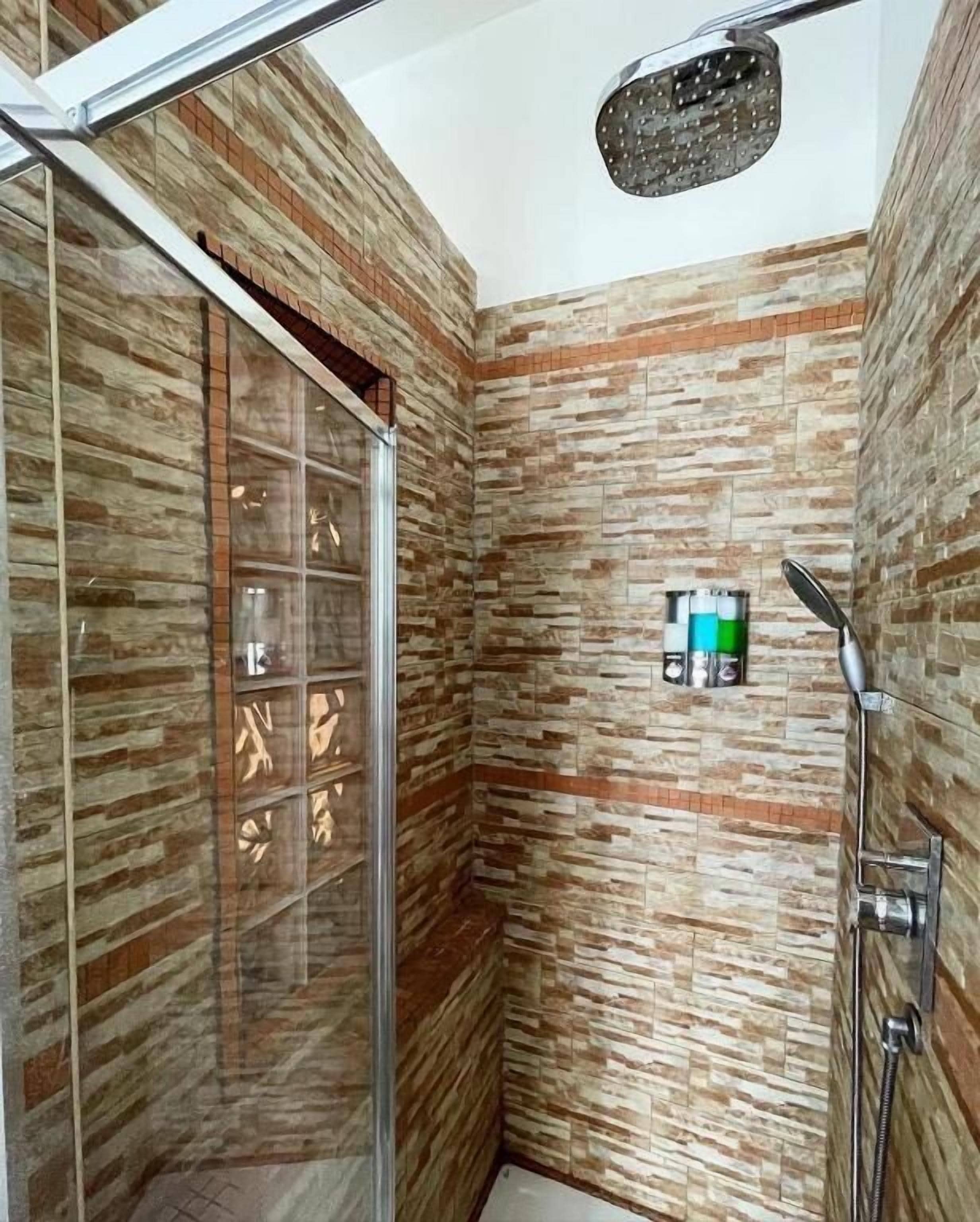 Ducha, artículos de tocador gratuitos, secador de pelo, toallas