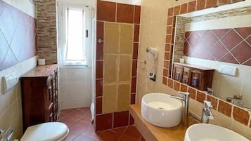 Svit - havsutsikt | Badrum | Dusch, gratis toalettartiklar, hårtork och handdukar