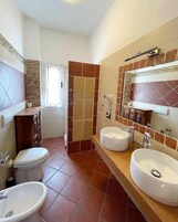 Suite, vista mare | Bagno | Doccia, set di cortesia gratuito, asciugacapelli, asciugamani