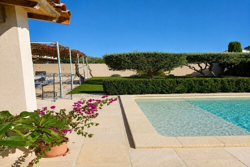 Guest Room in a Charming Provençal Village with Wi-Fi