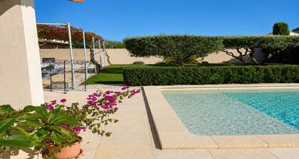 Guest Room in a Charming Provençal Village with Wi-Fi