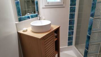 Ducha, secador de pelo, toallas