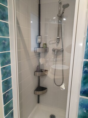 Douche, sĂšche-cheveux, serviettes fournies