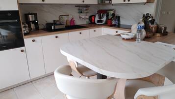 Een koelkast, een magnetron, een waterkoker, een broodrooster