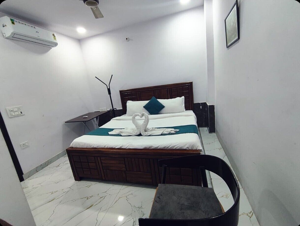 Klassieke tweepersoonskamer | Een bureau, een laptopwerkplek