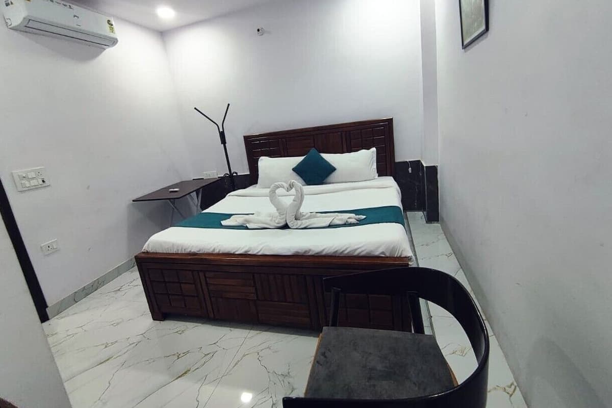 Klassieke tweepersoonskamer | Een bureau, een laptopwerkplek