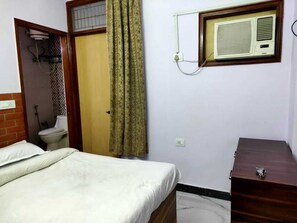 Phòng đôi phong cách cổ điển | Bàn, khu vực làm việc phù hợp cho laptop 