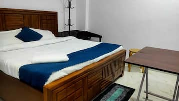 Classic Double Room | Desk, laptop workspace