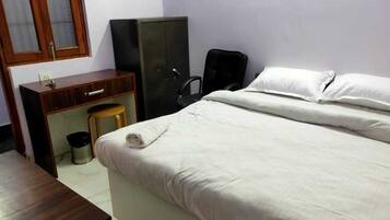 Een bureau, een laptopwerkplek