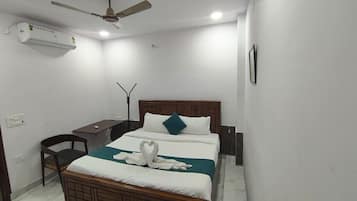 Klassieke tweepersoonskamer | Een bureau, een laptopwerkplek