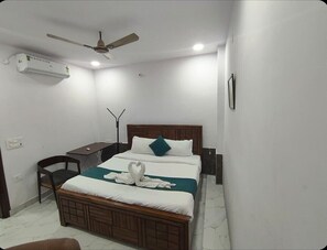 Klassieke tweepersoonskamer | Een bureau, een laptopwerkplek