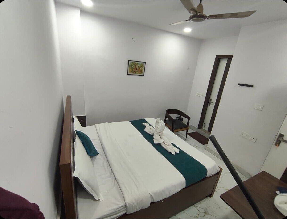 Klassieke tweepersoonskamer | Een bureau, een laptopwerkplek