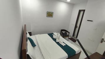 Klassieke tweepersoonskamer | Een bureau, een laptopwerkplek