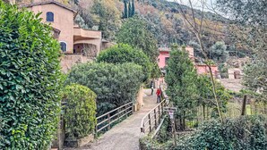 A pathway leading to a hillside village with traditional buildings and lush greenery. - Stunning  villa for 4 people with TV and terrace (Finale Ligure)