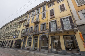 A multi-story building with a ground-floor shop named 'cielo' with a sign for 'hand made ceramic design.' - PONTACCIO, 4 - LIVING IN BRERA, IN THE HEART OF MILAN (Milan)