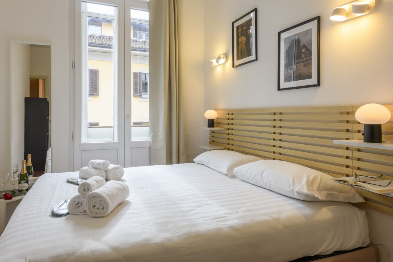 2 habitaciones y tabla de planchar con plancha 