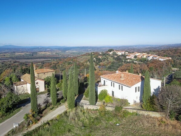A rural village with traditional architecture, a winding road, and a clear view of the surrounding countryside. - Wonderful private villa for 12 people with WIFI, TV, patio, pets allowed and panoramic view (Scansano)
