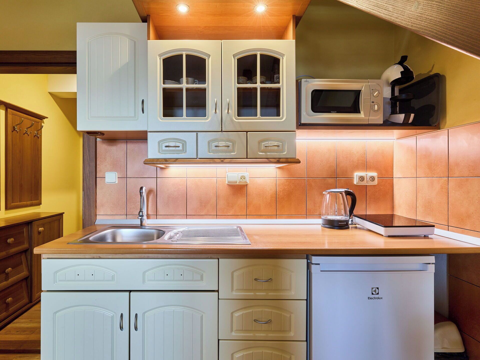 Cabinetry, Küche, Küchengerät, Countertop, Holz, Möbel, Major Appliance, Armatur, Interior Design, Sinken