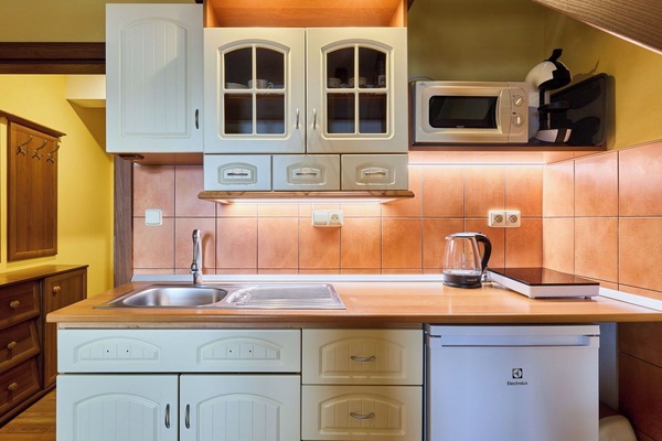 Cabinetry, Küche, Küchengerät, Countertop, Holz, Möbel, Major Appliance, Armatur, Interior Design, Sinken