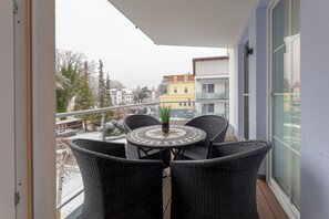 Outdoor dining - Gorki Park, apartment 15:74 m² with sauna, pool & only 20 m to the sea (Heringsdorf)