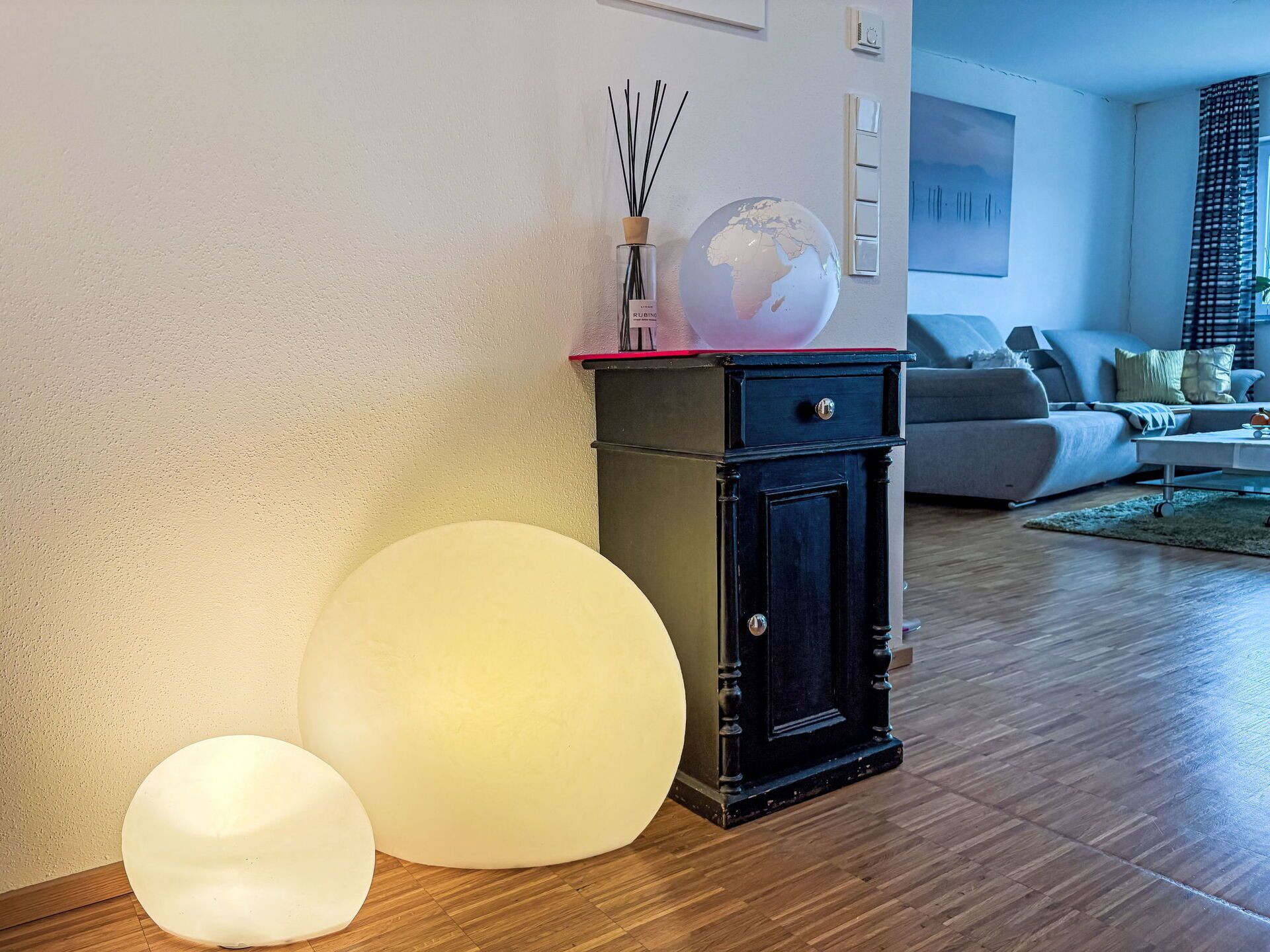 Interior Design, Beleuchtung, Flooring, Fussboden, Möbel, Decke, Light Fixture, Holzboden, Wohnzimmer