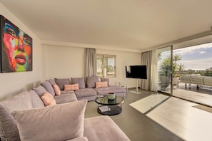 TV - Villa in Talamanca with 3 bedrooms en suite, beautiful sea views and swimming pool (Punta Martinet)