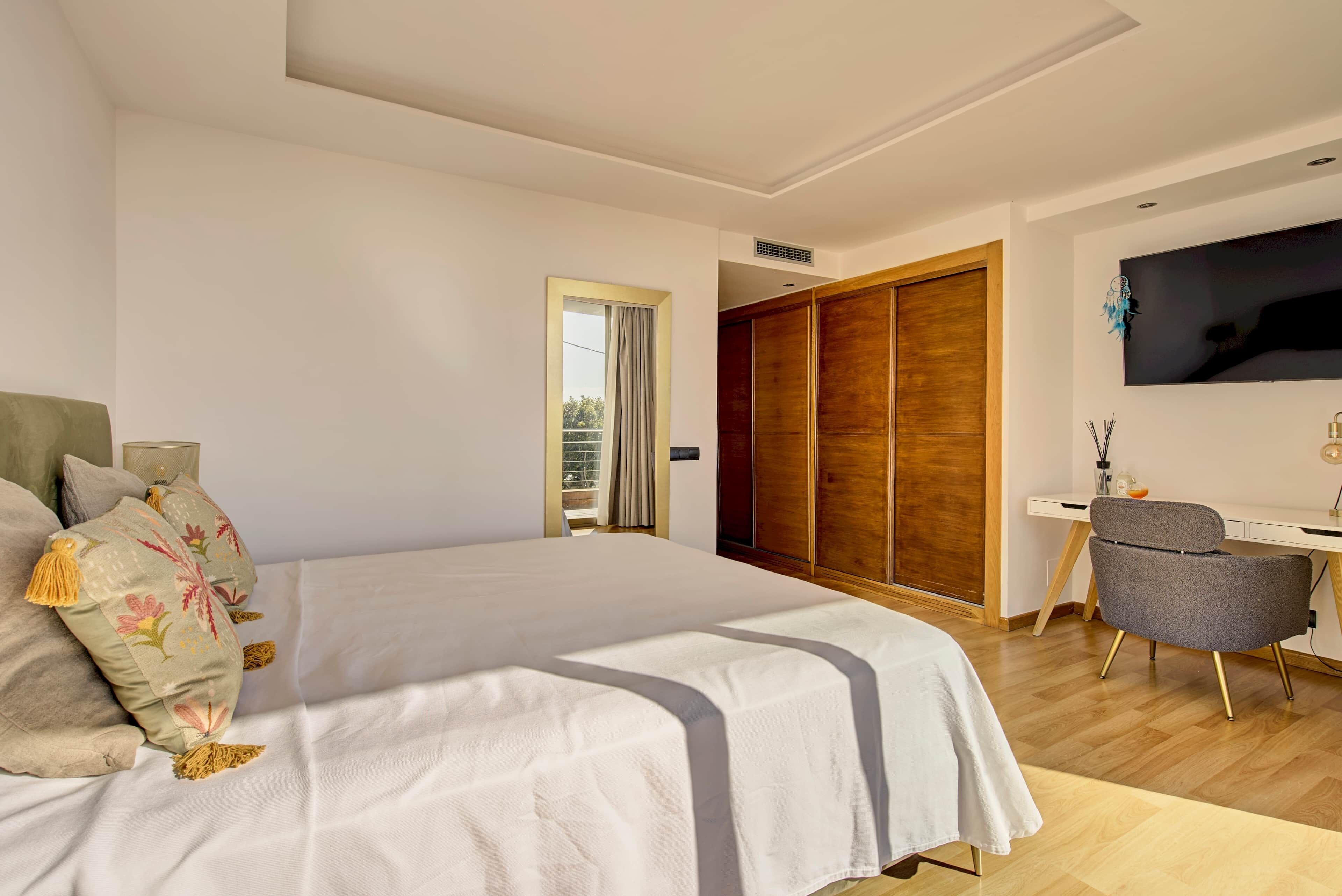 3 bedrooms, iron/ironing board, WiFi, bed sheets