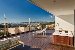 Outdoor spa tub - Villa in Talamanca with 3 bedrooms en suite, beautiful sea views and swimming pool (Punta Martinet)