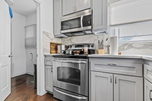 Microwave, oven, stovetop, dishwasher - Luxury Pool Oasis • Near Stadium, Tennis & Golf (Pasadena)