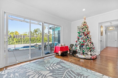 Luxury Pool Oasis • Near Stadium, Tennis & Golf