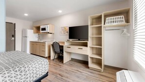 Rom – standard, 1 queensize-seng, ikke-røyk | Skrivebord, skrivebord for bærbar PC, individuelt innredet og sengetøy