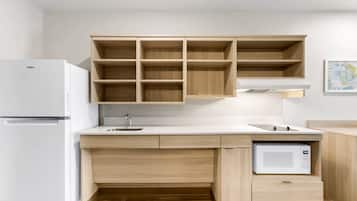 Escritorio, espacio para trabajar con laptop y muebles diferentes