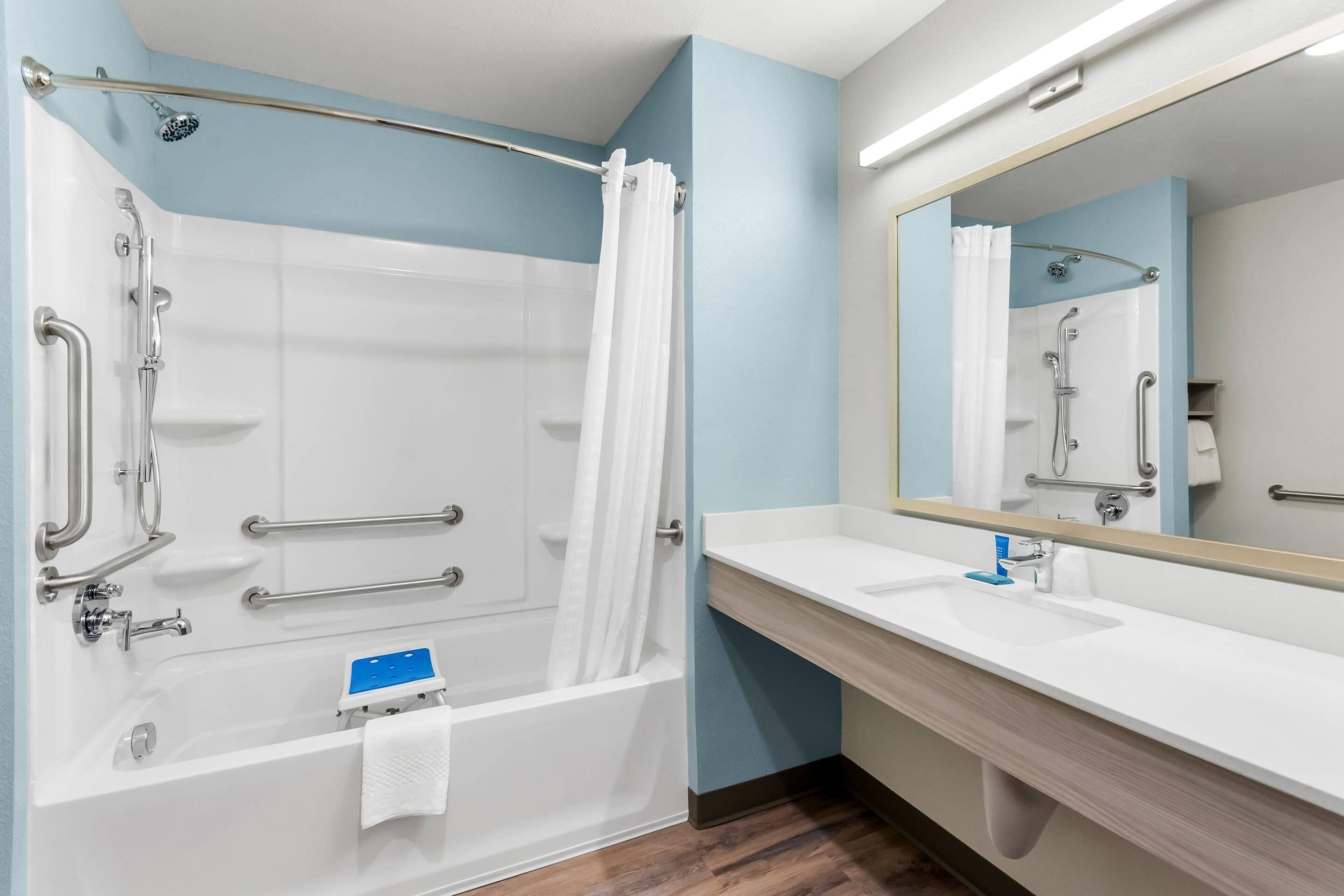 Habitación, 1 cama King size, con acceso para personas discapacitadas, para no fumadores | Escritorio, espacio para trabajar con laptop y muebles diferentes 