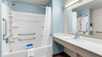 Habitación, 1 cama King size, con acceso para personas discapacitadas, para no fumadores | Escritorio, espacio para trabajar con laptop y muebles diferentes