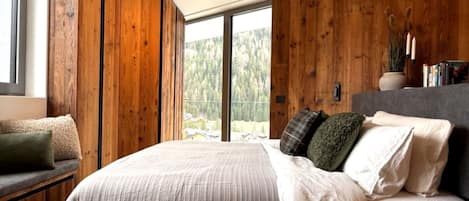 Travel cot, free WiFi