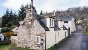 A row of stone and plaster houses with a narrow road leading through. - Wonderful private villa for 4 guests with WIFI, TV and pets allowed (Inverness)