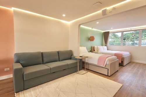 Alesea Suites: Surf Town Deluxe Suite 2