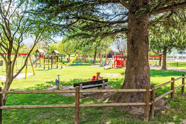 Öffentlicher Raum, Spielmittel, Spielplatz Rutsche, Park, Erholung, Rasen, Schatten, Garten, Freizeit, Spielplatz