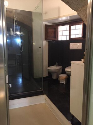 Shower, hair dryer, bidet, towels - Cozy and modern apartment in the heart of Ortigia (Siracusa)