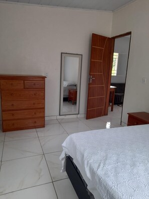 2 dormitorios, tabla de planchar con plancha, wifi y ropa de cama