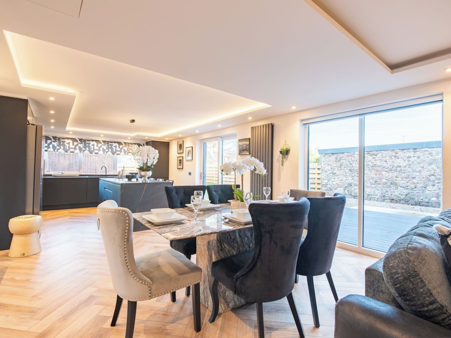 Meubles, Design Intérieur, Sol, Plafond, Bois, Sol, Luminaire, Table, Éclairage, Pièce