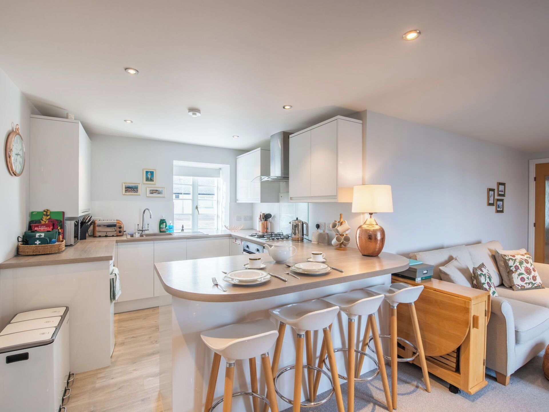 Möbel, Flooring, Interior Design, Holz, Fussboden, Zuhause, Küche & Esszimmer Tisch, Wohnung, Tabelle, Stuhl