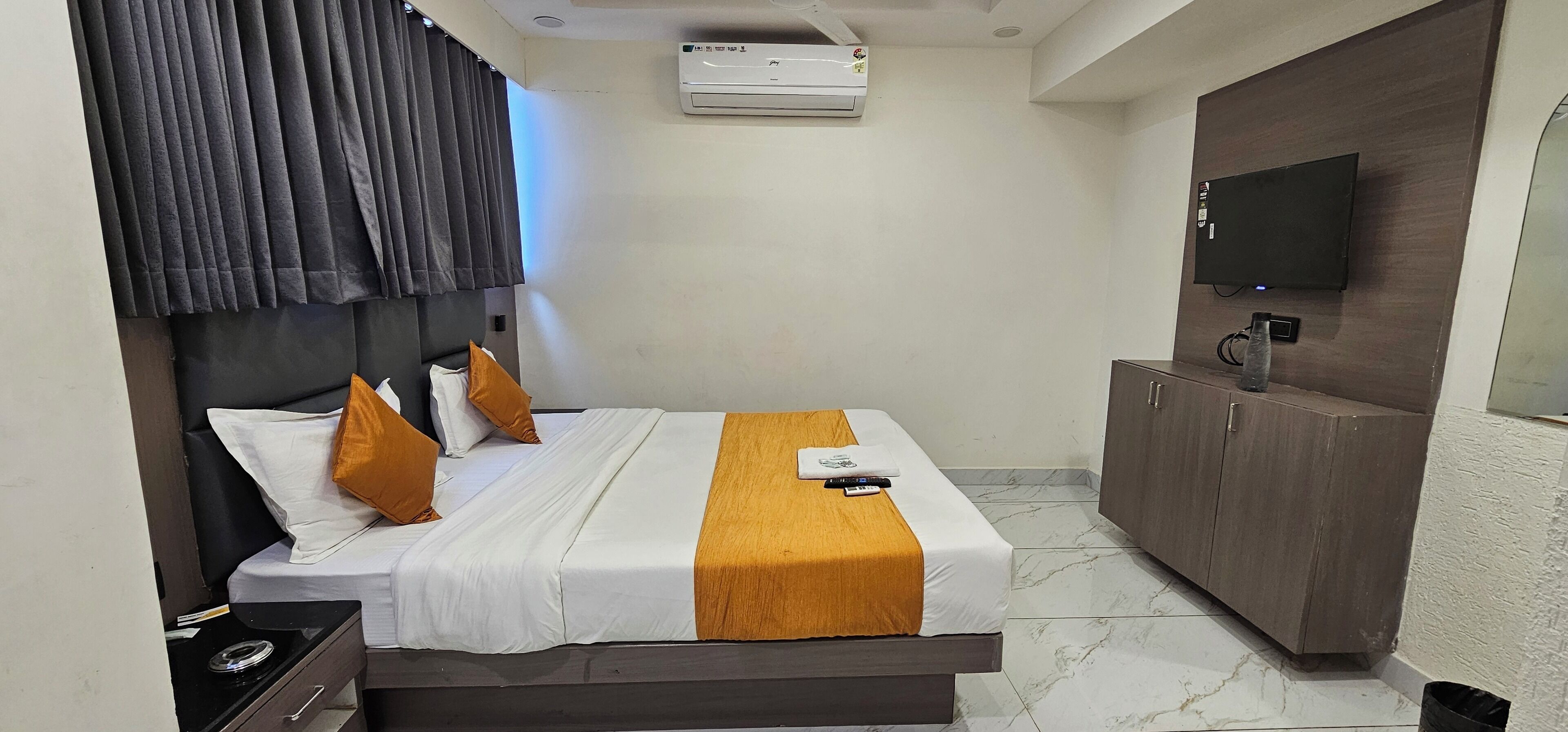 Escritorio y espacio para trabajar con laptop 