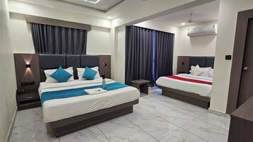 Dobbeltrom – deluxe, byutsikt | Skrivebord, skrivebord for bærbar PC og strykejern/-brett