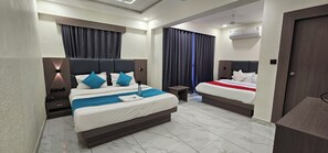 Escritorio y espacio para trabajar con laptop 