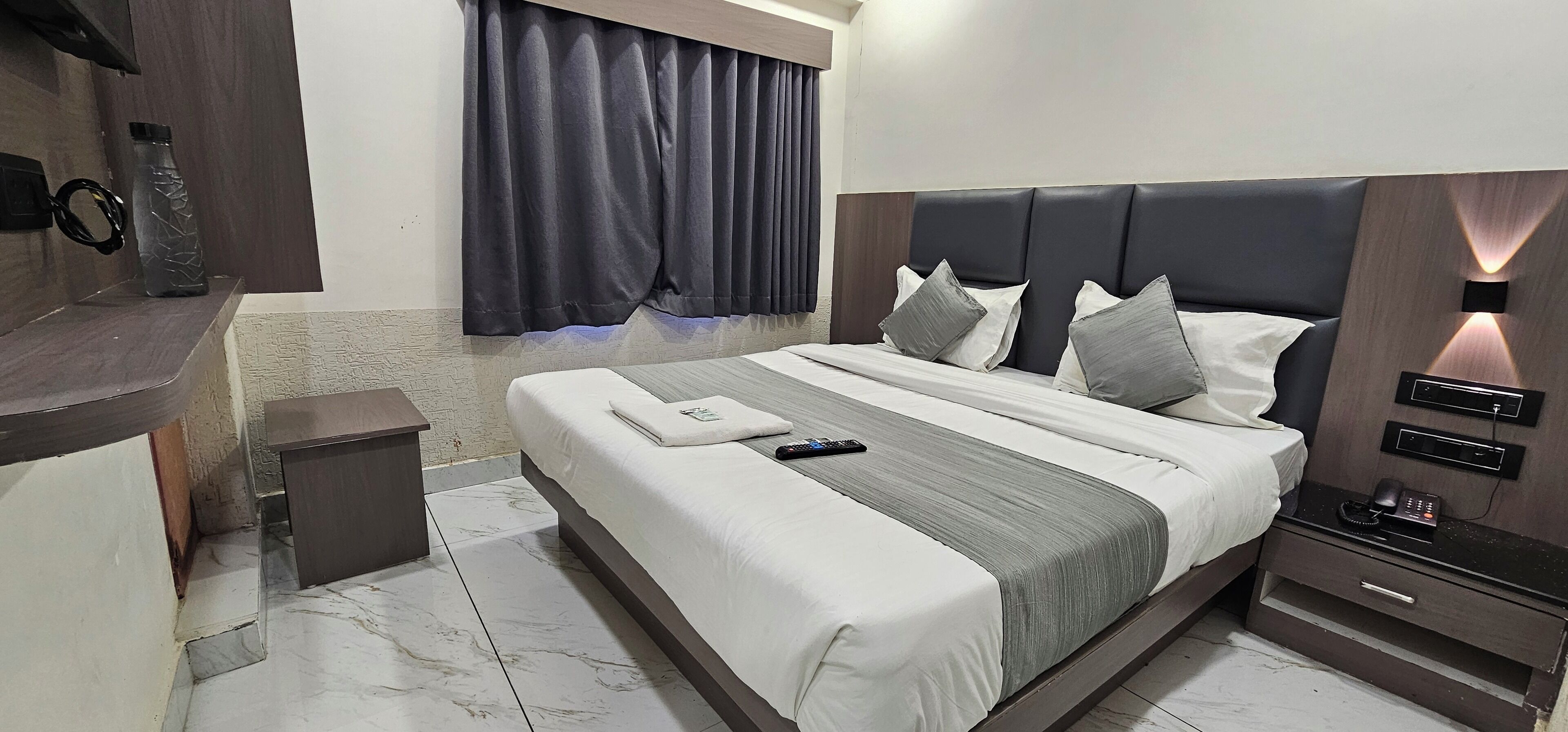 Dobbeltrom – deluxe, byutsikt | Skrivebord, skrivebord for bærbar PC og strykejern/-brett