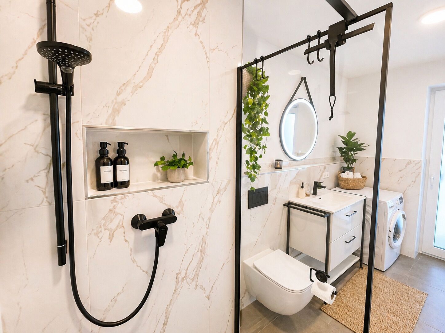 Une salle de bain équipée d’une douche, de toilettes, d’un lavabo et d’un miroir.
