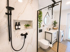 Een douche, een haardroger, handdoeken, zeep