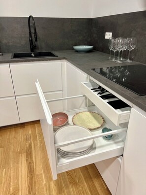 Kühlschrank, Mikrowelle, Ofen, Herdplatte