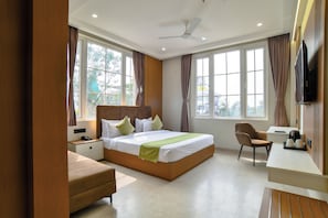 Phòng Premium | Khu vực làm việc phù hợp cho laptop